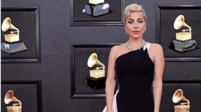 7 Busana Terbaik di Grammy Awards, Lady Gaga Anggun Kenakan Dress Hitam Putih. (Dok: Instagram/lexisstyle_)