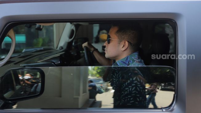 Muhammad Aufar Hutapea bergegas usai menghadiri sidang cerai perdana di Pengadilan Agama Jakarta Selatan, Senin (4/4/2022). [Suara.com/Angga Budhiyanto]