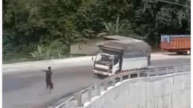 Truk berjalan mundur karena tak kuat melibas tanjakan, aksi sopir bikin publik salut (Instagram)