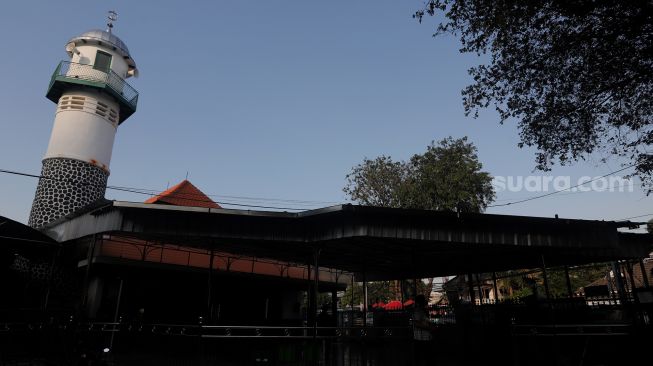 Suasana pada bagian luar Masjid Jami' Al-Ma'mur, Cikini, Jakarta, Senin (4/4/2022). [Suara.com/Angga Budhiyanto]