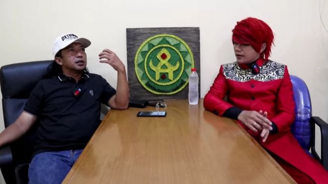 Pesulap merah Marcel Radhival dalam salah satu konten YouTube miliknya. [Tangkapan layar]
