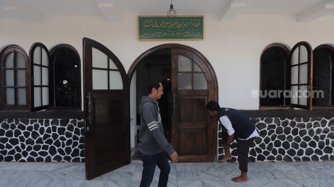 Umat Muslim berjalan memasuki Masjid Jami' Al-Ma'mur, Cikini, Jakarta, Senin (4/4/2022). [Suara.com/Angga Budhiyanto]