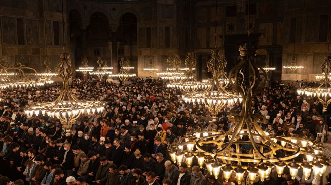 Umat Muslim melaksanakan ibadah shalat Tarawih di Masjid Hagia Sophia, Istanbul, Turki, Sabtu (1/4/2022). [Yasin AKGUL/AFP]