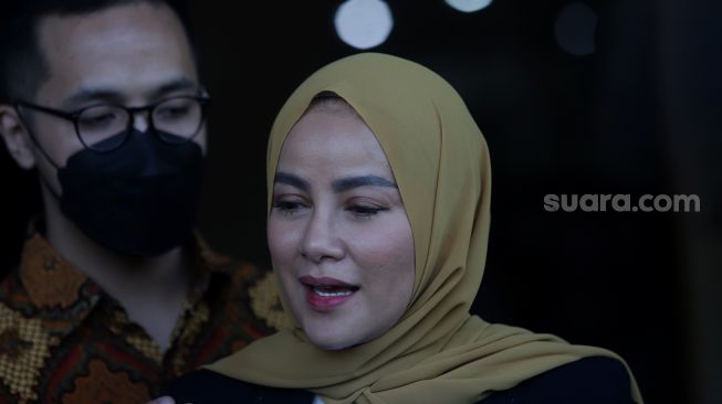 Model Olla Ramlan (kanan) ditemui usai menghadiri sidang cerai perdana di Pengadilan Agama Jakarta Selatan, Senin (4/4/2022). [Suara.com/Angga Budhiyanto]