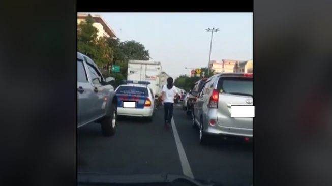 Pria memasukkan sampah ke dalam kabin mobil polisi bikin publik salut (TikTok-si_dool_89)