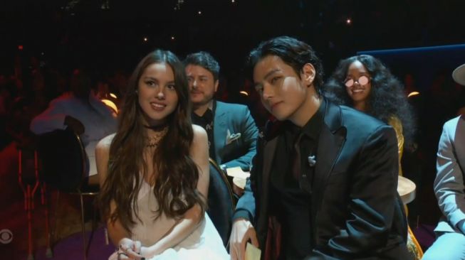 Bikin Cemburu! Olivia Rodrigo dan V BTS Bisik-Bisikan di Grammy Awards 2022