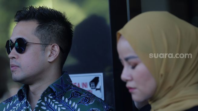 Muhammad Aufar Hutapea dan Olla Ramlan ditemui usai menghadiri sidang cerai perdana di Pengadilan Agama Jakarta Selatan, Senin (4/4/2022). [Suara.com/Angga Budhiyanto]