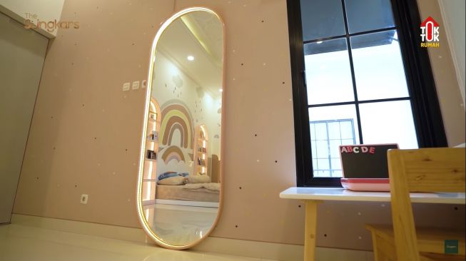 Potret kamar anak Shireen Sungkar. (YouTube/The Sungkars)