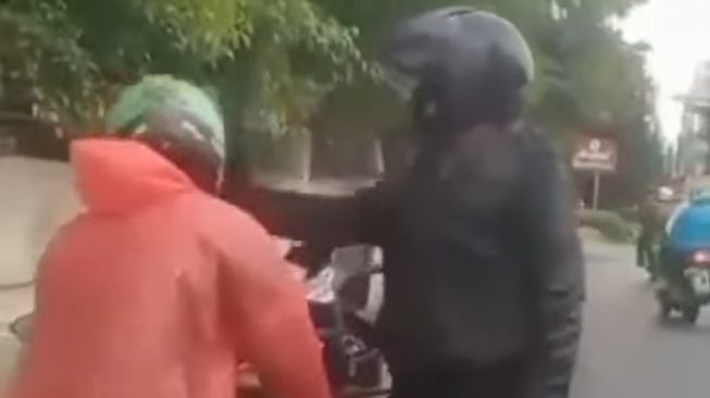Video Diduga Oknum Polisi Pukul Kepala Driver Ojol: Kamu Ambil Surat-suratnya di Neraka!