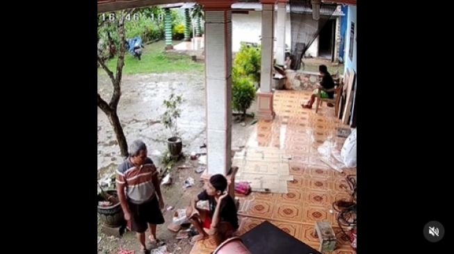 Viral Rekaman CCTV Pemuda Dilabrak Tetangga Gegara Setel Musik Terlalu Kencang