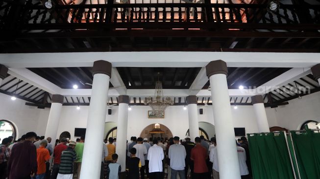 Umat Muslim menunaikan shalat Ashar berjamaah di Masjid Jami' Al-Ma'mur, Cikini, Jakarta, Senin (4/4/2022). [Suara.com/Angga Budhiyanto]