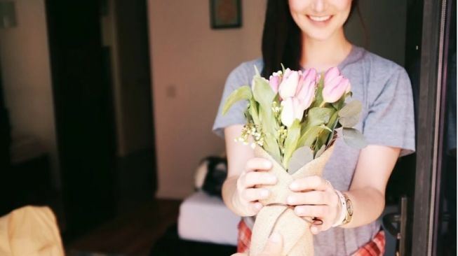 6 Cara Pria Membuktikan Cinta ke Wanita, Pasanganmu Seperti Ini?
