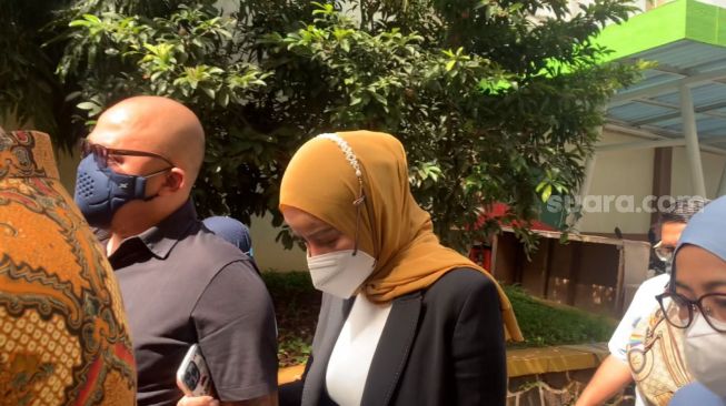 Olla Ramlan hadiri sidang cerai di Pengadilan Agama Jakarta Selatan [Suara.com/Adiyoga Priyambodo]