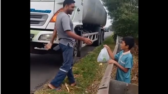 Aksi bocil berdiri di pinggri jalan untuk temui bapaknya bikin publik terenyuh (Instagram)