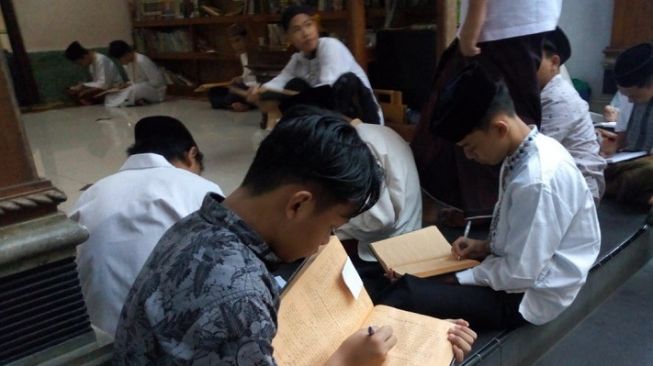 Pengajian kitab kuning di Pesantren Tebuireng Jombang Jawa Timur [Foto: Beritajatim]