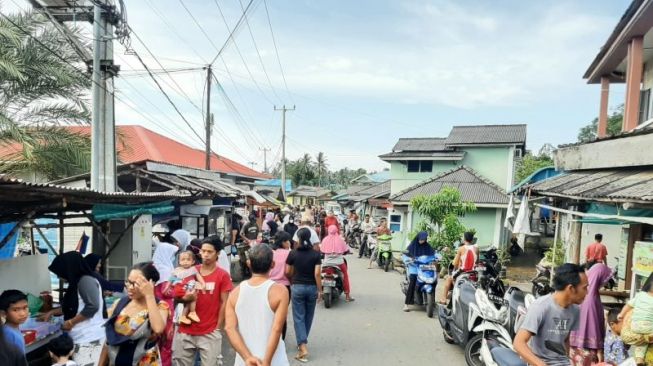 Banyak Tak Pakai Masker, Warga Tanjungpinang Berdesakan Berburu Takjil di Kampung Bugis