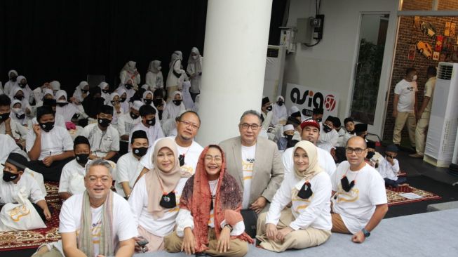 Asia 87 Band dan Chicha Koeswoyo (berkerudung cokelat) di acara buka puasa dan santunan kepada anak yatim piatu. [dokumentasi pribadi]