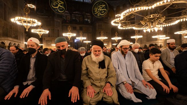 Umat Muslim melaksanakan ibadah shalat Tarawih di Masjid Hagia Sophia, Istanbul, Turki, Sabtu (1/4/2022). [Yasin AKGUL/AFP]