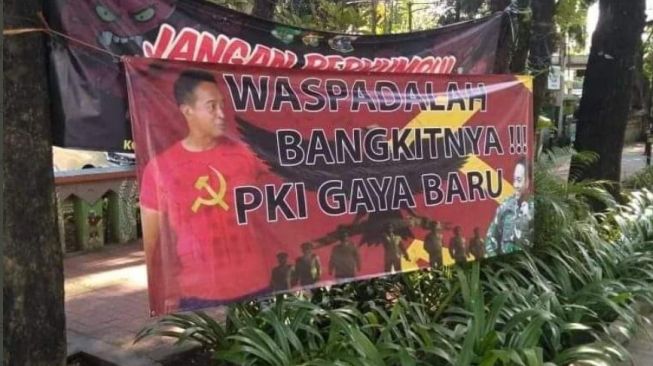 Heboh Spanduk Panglima TNI  Jenderal Andika Perkasa Pakai Kaos Palu Arit dan Bertuliskan Waspada PKI Gaya Baru