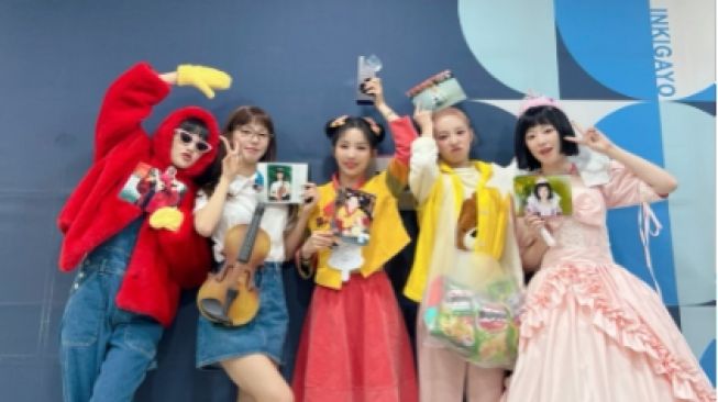 Rayakan Penampilan Terakhir, (G)I-DLE Cosplay Foto Masa Kecil di Inkigayo