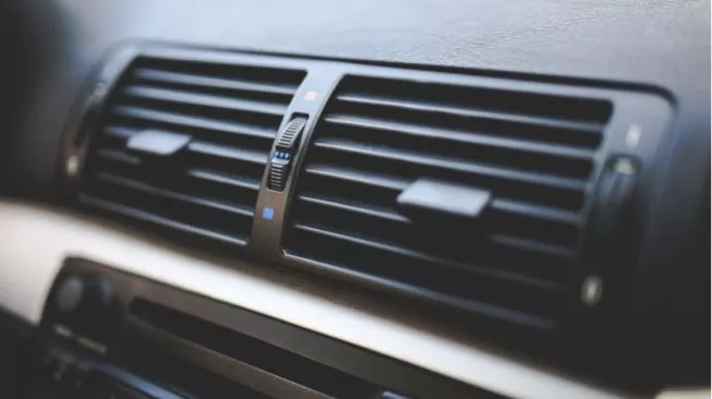 Filter kabin dan komponen AC mobil harus dibersihkan rutin agar udara kabin tetap sejuk dan segar