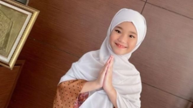 Kembali Bawakan Acara Religi, 5 Potret Bilqis Anak Ayu Ting Ting Berhijab