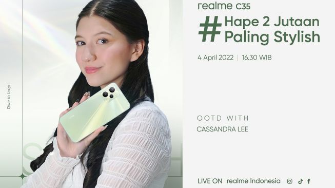 Realme  C35 dengan harga kisaran Rp 2 jutaan, ditampilkan bersama Cassandra Lee [realme].