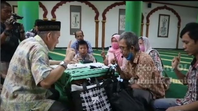 Keluarga Tionghoa Ucapkan Syahadat Jadi Mualaf, Alasannya Diduga Dapat Hidayah Saat Anak Sakit