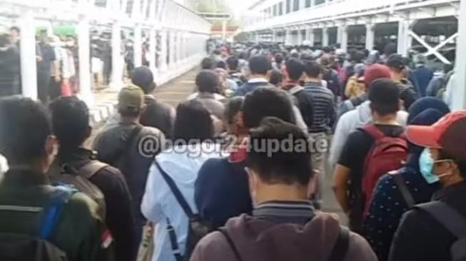 Calon penumpang KRL Stasiun Bogor [Instagram]