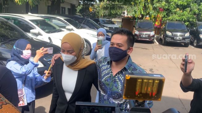 Datang di Sidang Perdana Perceraian, Olla Ramlan Tampak Akur Dirangkul Suami