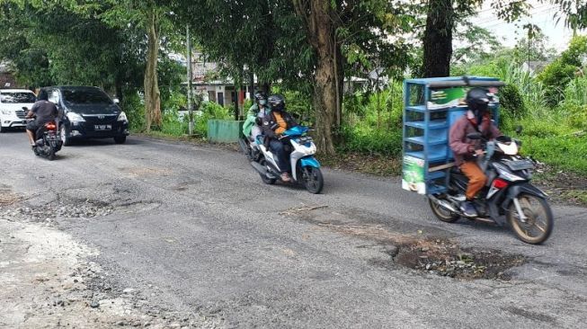 Perbaikan Jalan Diawali Penebangan Pohon, Jalan Gito-gati Ditutup Sementara