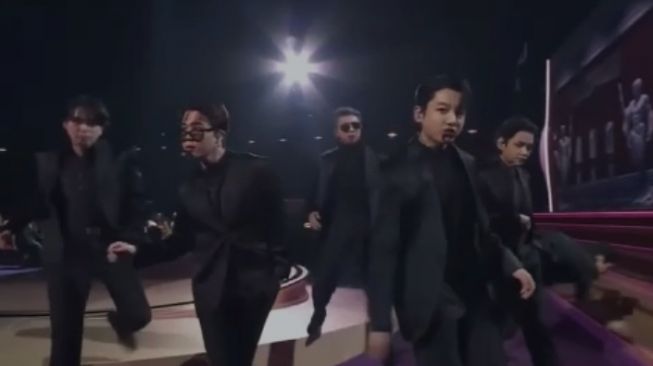 Viral! Detik-detik J-Hope Tersandung di Panggung Grammy Awards 2022 hingga V BTS Goda Olivia Rodrigo