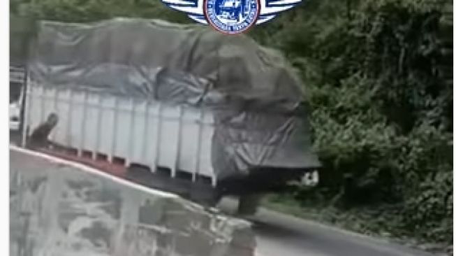 Truk berjalan mundur karena tak kuat melibas tanjakan, aksi sopir bikin publik salut (Instagram)