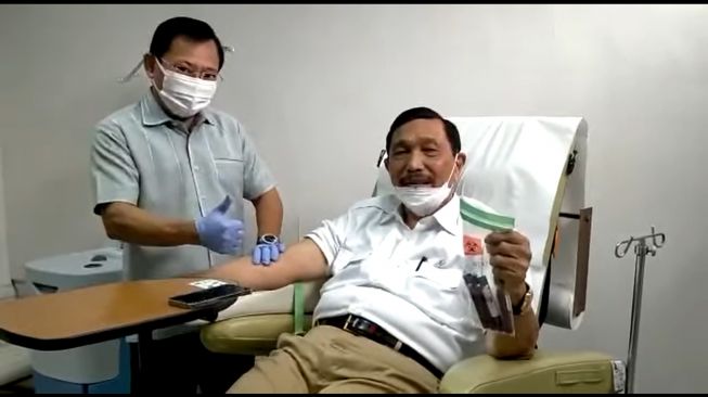 Dokter Terawan Agus Putranto mengambil darah Menko Marves Luhut Binsar Panjaitan untuk kemudian diproses dalam pemberian Vaksin Nusantara. [Dokumentasi]