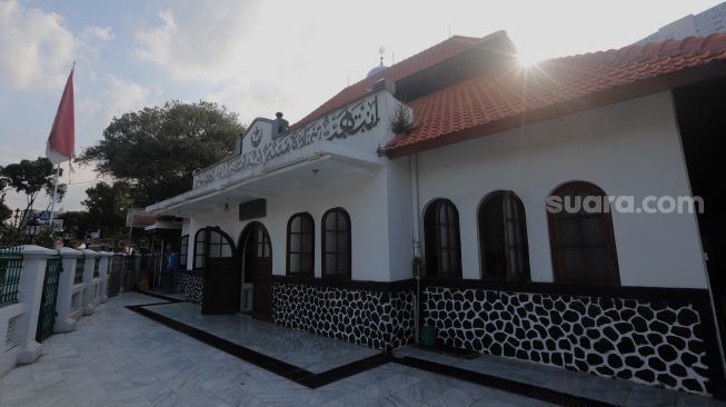 Suasana pada bagian luar Masjid Jami' Al-Ma'mur, Cikini, Jakarta, Senin (4/4/2022). [Suara.com/Angga Budhiyanto]