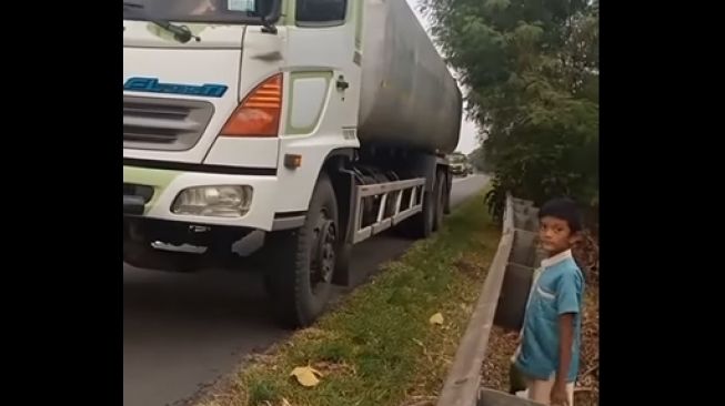 Aksi bocil berdiri di pinggri jalan untuk temui bapaknya bikin publik terenyuh (Instagram)