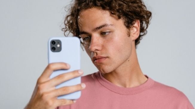 Pria Bisa Menggunakan Baju Pink dan Tetap Macho, Cermati 4 Syarat Ini