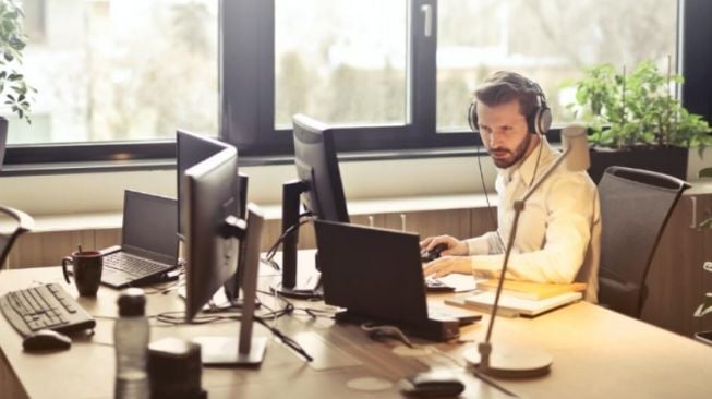 Tak Selamanya Buruk! Ini 5 Keuntungan Punya Pasangan Workaholic