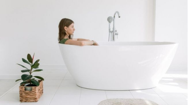 4 Kebiasaan Buruk Setelah Mandi, Yuk Hentikan!