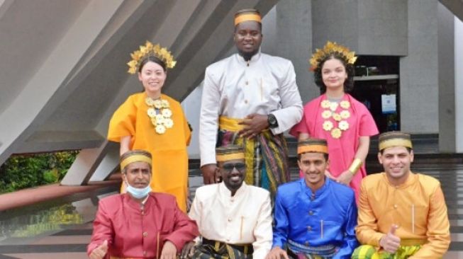 Pusat Bahasa Universitas Hasanuddin menggelar acara pengenalan budaya kepada mahasiswa asing Unhas. Mahasiswa asing memakai baju adat khas Bugis Makassar [SuaraSulsel.id/DKSR Unhas]