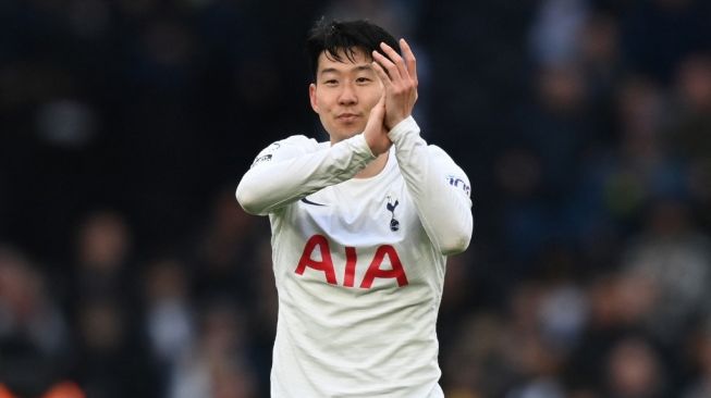 Penyerang Tottenham Hotspur, Son Heung-min memberikan aplaus pada suporter usai laga Liga Inggris kontra Newcastle United di Tottenham Hotspur Stadium, London, Senin (4/4/2022) dini hari WIB. [AFP]