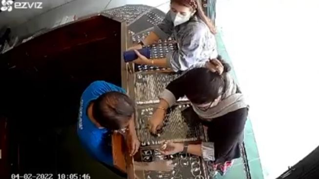 Viral, Emak-Emak di Bandung Barat Gasak Toko Emas, Aksinya Terekam CCTV
