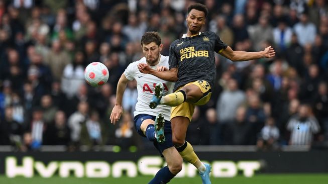 Bek Tottenham Hotspur Ben Davies (kiri) bersaing dengan gelandang Newcastle United Jacob Murphy (kanan) saat pertandingan sepak bola Liga Premier Inggris antara Tottenham Hotspur dan Newcastle United di Stadion Tottenham Hotspur, London, Inggris, Minggu (3/4/2022). [Glyn KIRK / AFP]
