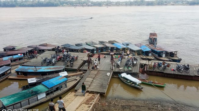 Ini Kondisi Penyeberangan Orang dan Barang Steher Pasar Sekadau