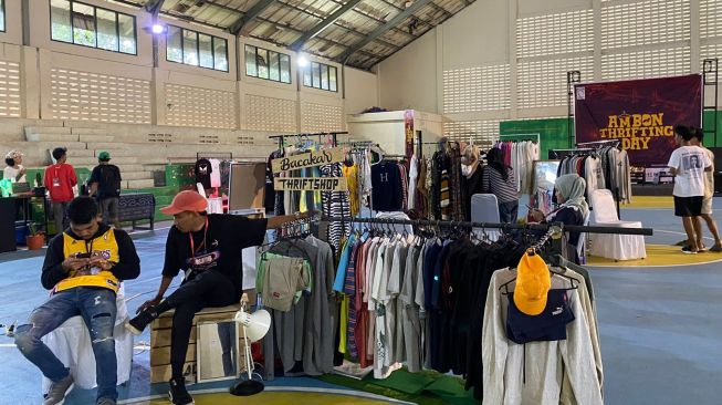 Pilihan Gaya Asik Anti Kantong Kering di Ambon Thrifting Day