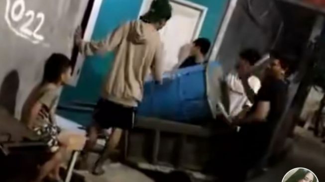 Bangunin Sahur Sambil Pukul Bedug di Depan Pintu Rumah Orang, Sekelompok Remaja Disiram Pemilik Rumah