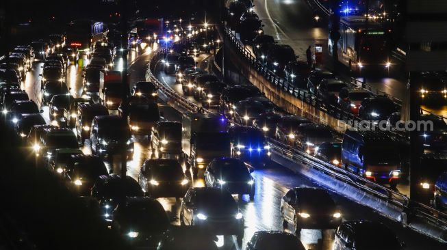 Kendaraan terjebak kemacetan di ruas Jalan Gatot Subroto, Tol Dalam Kota, Jakarta, Selasa (5/4/2022).  [Suara.com/Alfian Winanto]
