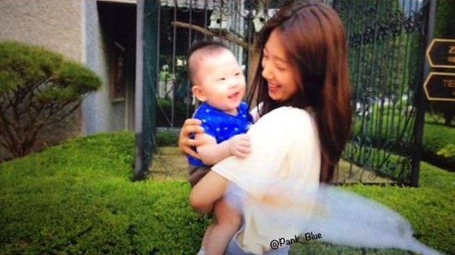 Potret Park Shin Hye Momong Anak Kecil (Pinterest)