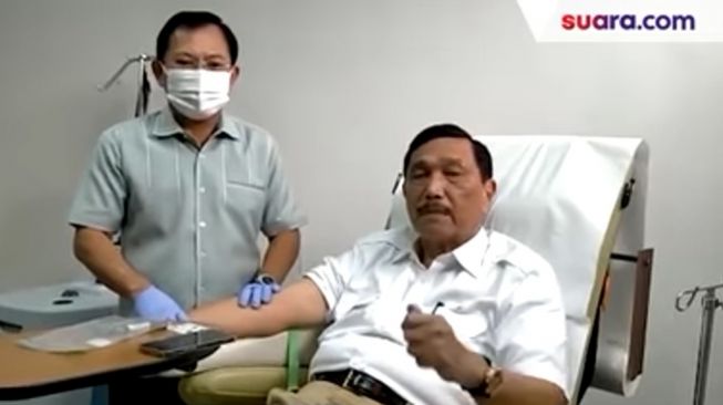 Ilustrasi: Menteri Luhut Binsar Pandjaitan bersama dokter Terawan [Suara.com/Tio]
