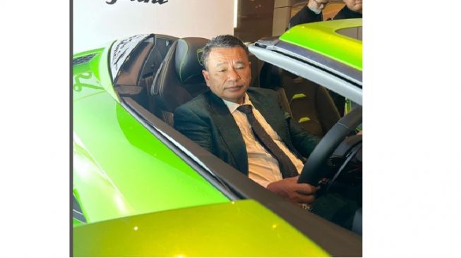 Hotman Paris tampil stylish di atas Lamborghini (Instagram)